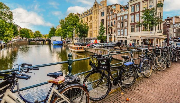 أمستردام تشتري ديون الشباب لمنحهم “بداية جديدة”