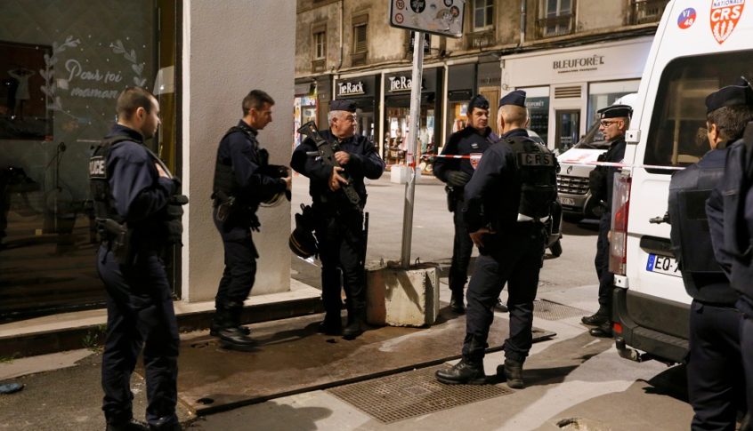 فرنسا: مقتل منفذ عملية طعن قرب باريس