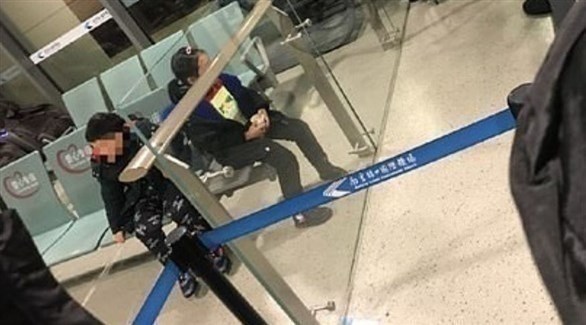صينيان يتركان ولديهما في المطار بعد اشتباه إصابة أحدهما بكورونا