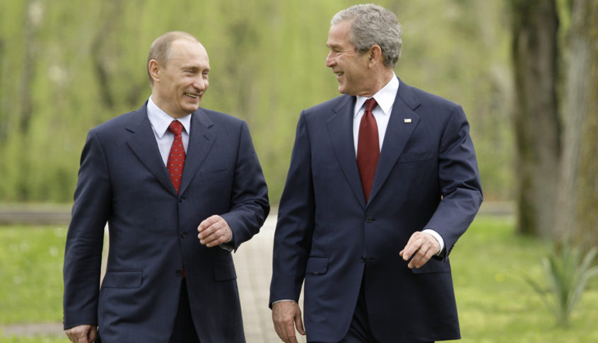 بالفيديو: “بوتين” و”بوش” يرقصان على أحد المسارح!