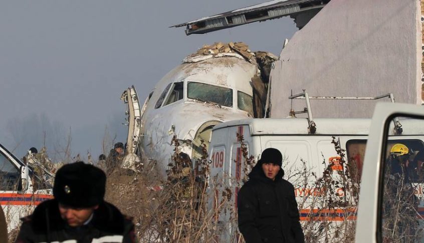 بالفيديو: انتشال رضيع حي من أسفل طائرة تحطمت في كازاخستان