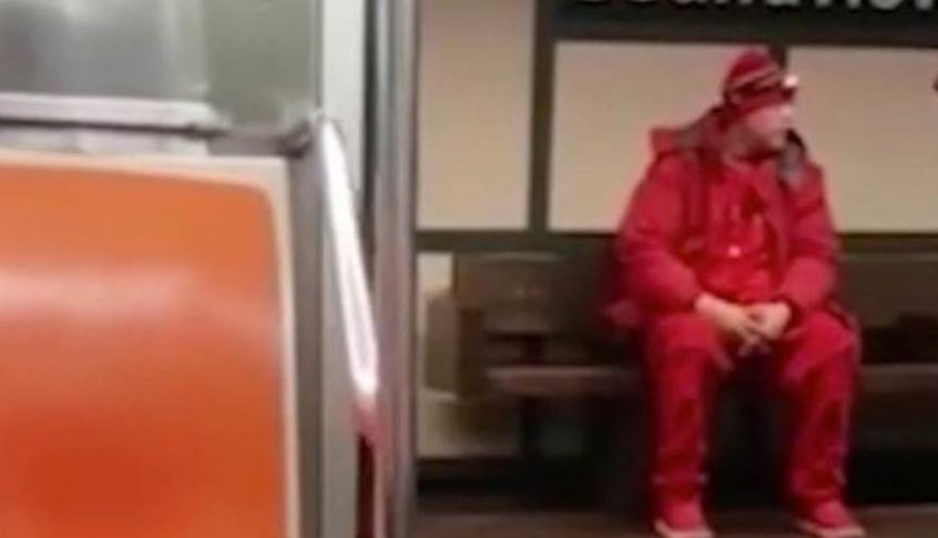بالفيدو: رجل يحاول خطف فتاة داخل قطار في نيويورك