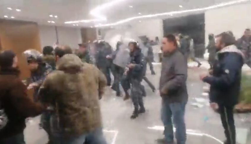 مكافحة الشغب تحاول اخراج المحتجين من احد المصارف في حلبا وسط تدافع ورشق بالحجارة