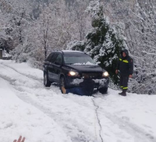 إنقاذ مواطنين احتجزتهم الثلوج داخل سيارتين رباعية الدفع في فيطرون