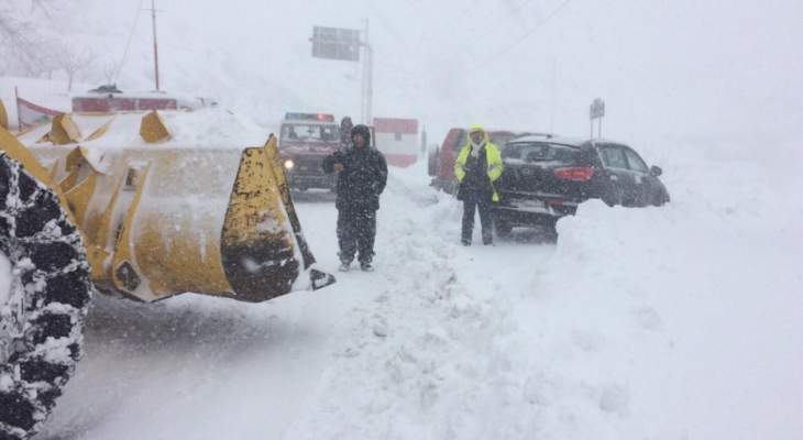 الدفاع المدني: انقاذ مواطنين بعدما غمرت الثلوج سياراتهم في ترشيش-زحلة