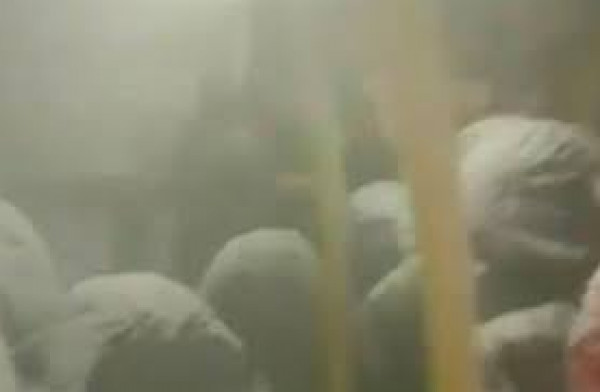 بالفيديو: عاصفة ثلجية تُحول ركاب حافلة إلى هياكل مجمدة