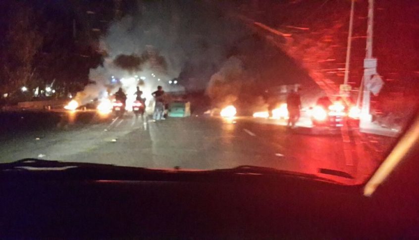 محتجون قطعوا الطريق الدولية في بعلشميه عاليه باتجاه بيروت
