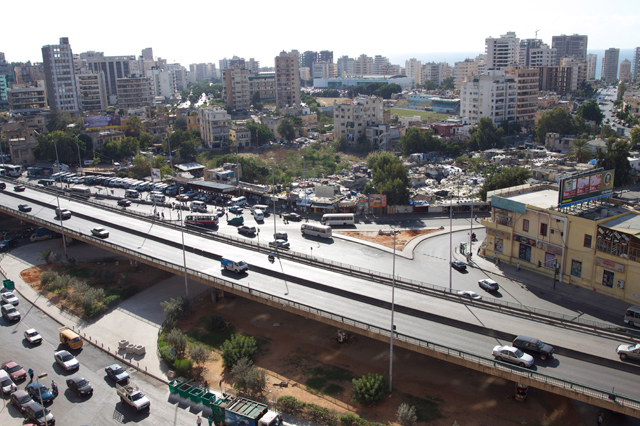 التحكم المروري: إنقلاب صهريج على جسر الكولا وحركة المرور كثيفة