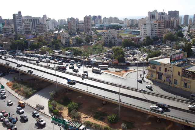 محتجون قطعوا طريق الكولا لجهة كورنيش المزرعة