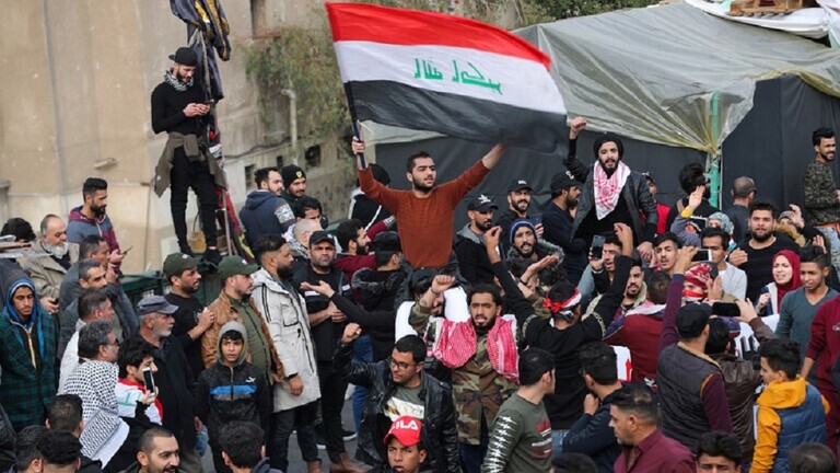 محتجون عراقيون يغلقون ساحة الطيران وسط بغداد