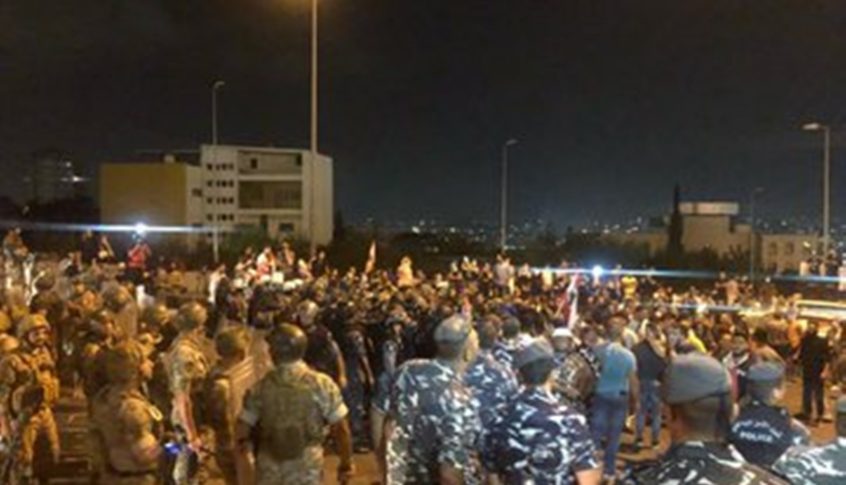 محتجون ازالوا بلوكات الباطون في محيط مبنى جريدة النهار