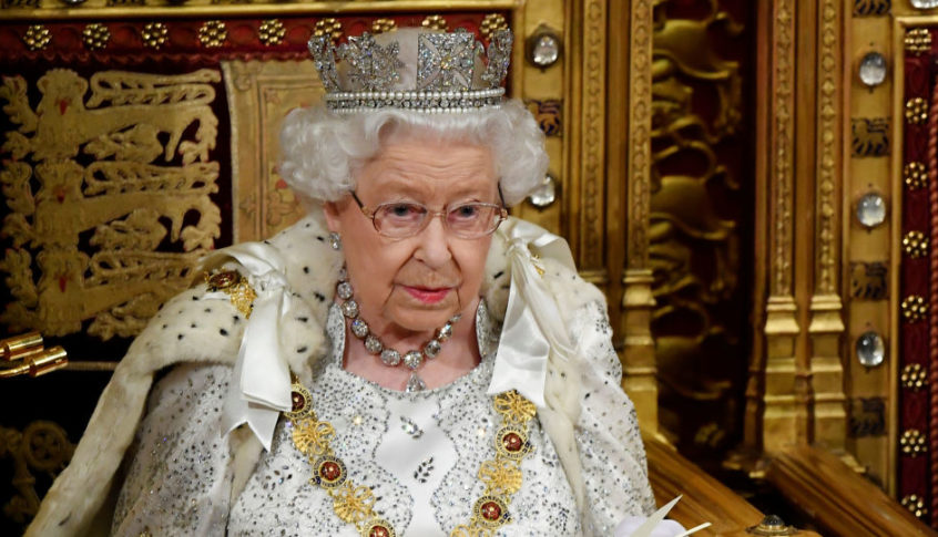 بالفيديو: الملكة إليزابيث لزوارها: “لا يمكنني التحرّك”
