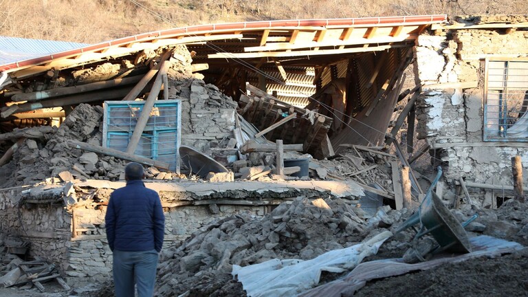 تركيا: ارتفاع عدد قتلى الزلزال إلى 22 وإنقاذ 39 شخصاً من تحت الأنقاض