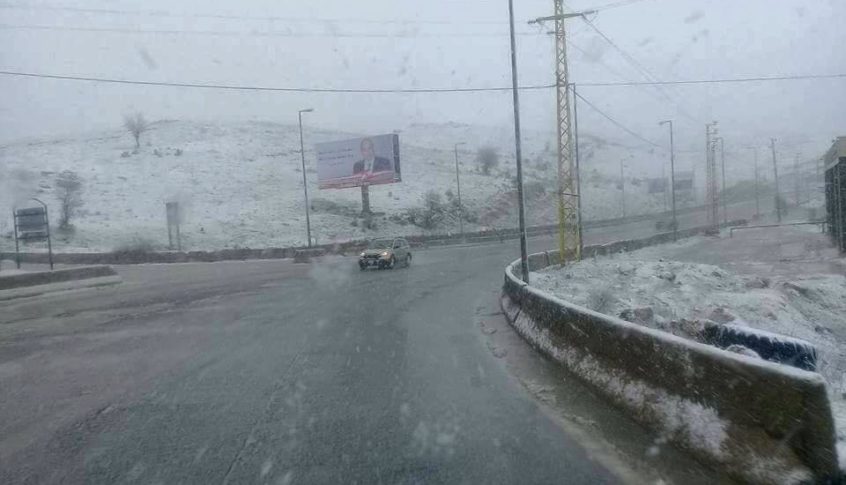 التحكم المروري: نطلب من السائقين القيادة بحذر بسبب الضباب الكثيف على طريق ضهر البيدر