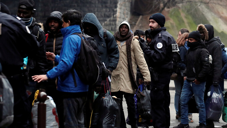 الشرطة الفرنسية تجلي مجدداً مهاجرين من مخيم غير قانوني شمالي باريس