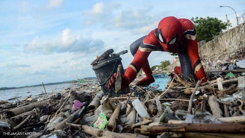 سبايدرمان ينظف الشوارع والشواطئ في اندونيسيا…