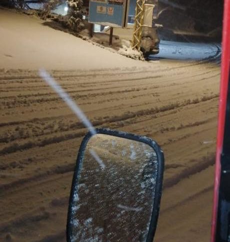 إنقاذ مواطنين احتجزتهم الثلوج داخل سياراتهم على طريق عام شبروح