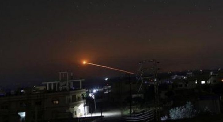 وسائل الدفاع الجوي السوري تتصدى لأهداف معادية في سماء محيط دمشق