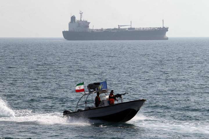 ايران تحتجز سفینة أجنبية في خليج عُمان وتعتقل 13 بحارا