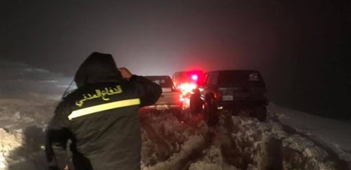 “الدفاع المدني”: سحب سيارة عالقة في الثلوج في عيون السيمان/كفردبيان