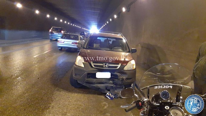 انزلاق مركبة وحركة المرور كثيفة في محلة انفاق المطار باتجاه بيروت