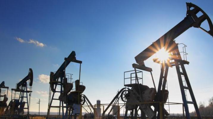 النفط يرتفع وسط آمال بأثر اقتصادي محدود