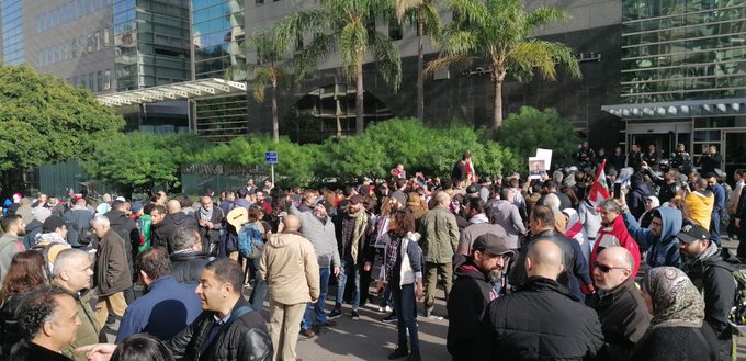 إشكال بين بعض المحتجين والقوى الامنية أمام مصرف لبنان