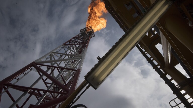 تراجع النفط بعد تأجيل السعودية وروسيا اجتماعهما