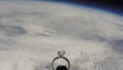 بالفيديو: عرض زواج.. طيار يرسل خاتم خطوبة لحبيبته من الفضاء!