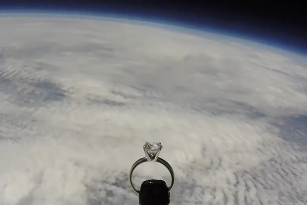 بالفيديو: عرض زواج.. طيار يرسل خاتم خطوبة لحبيبته من الفضاء!