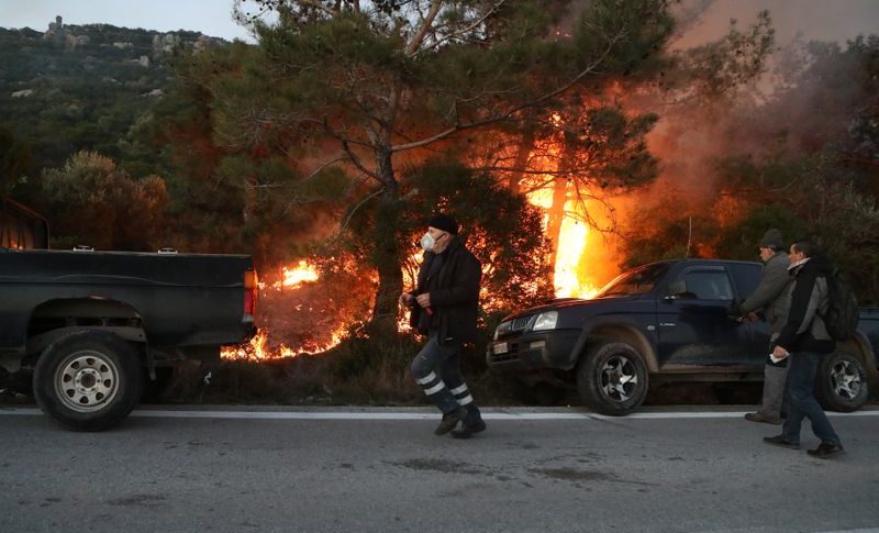 اشتباكات على جزيرة يونانية بين الشرطة ومحتجين