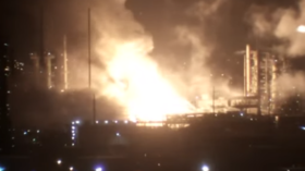 بالفيديو: حريق ضخم داخل مصفاة نفط تابعة لشركة “إكسون موبيل” الأميركية