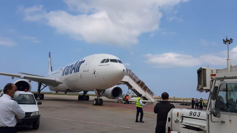 وصول الطائرة الايرانية الى مطار بيروت
