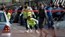 إذاعة جيش العدو عن الشرطة الإسرائيلية: مقتل حارس الأمن رغم محاولات إنعاشه في مكان حادث الطعن متأثرا بإصابته