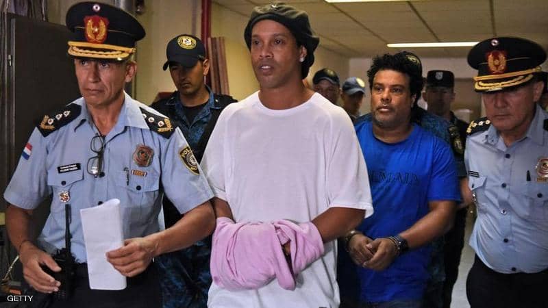 بعد إلقاء القبض عليه.. رونالدينيو “مقيدا” أمام المحكمة