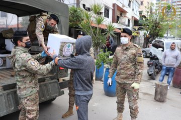 بالصور: الجيش يستمر بتوزيع حصص غذائية في طرابلس