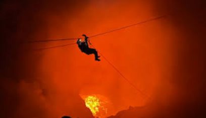 مغامر مجنون.. يتأهب للسير على حبل فوق بركان نشط في نيكاراغوا