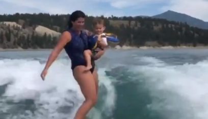 سوبر ماما.. سيدة تمارس رياضة التزلج على الماء مع طفلها (فيديو)