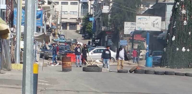 قطع طريق عام حلبا احتجاجاً على توقيف اثنين من الحراك