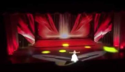 بالفيدو: مغنية روسية تسقط عن المسرح خلال العرض وتكسر قدمها