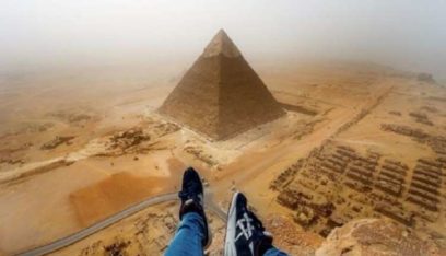 شاب يلقي نفسه من فوق الهرم في مصر…