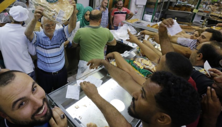 نقابة عمال المخابز فوجئت بقرار وزير الاقتصاد بشأن تحديد وزن وسعر ربطة الخبز!