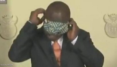 بالفيديو: الرئيس حاول تعليم شعبه طريقة ارتداء الكمامة فوضعها على عينيه