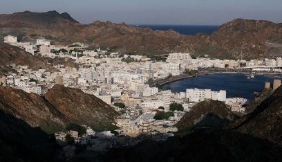 سلطنة عمان تبدأ في السماح للمواطنين بالسفر للخارج