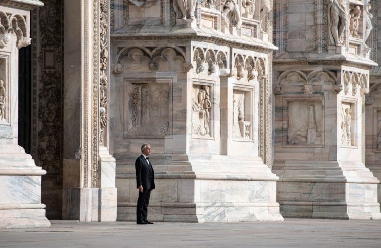 بالفيديو: أندريا بوتشيلي يغني وحيداً في كاتدرائية دومو التاريخية بإيطاليا!