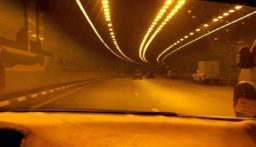 “التحكم المروري”: يُطلب من السائقين توخي الحذر وتخفيف السرعة داخل أنفاق المطار باتجاه خلدة بسبب سقوط كابلات إنارة