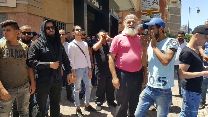 محتجون يعتصمون أمام دار الإفتاء في طرابلس للمطالبة بعدم التمديد للمفتي مالك الشعار
