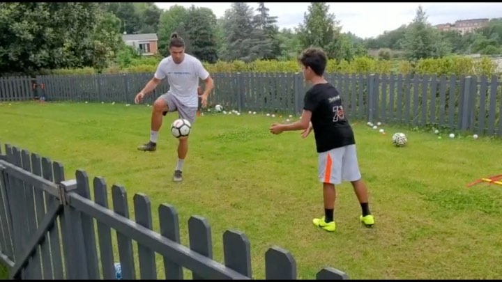 بالفيديو: “الولد سر أبيه”.. رونالدو يتدرب مع ابنه