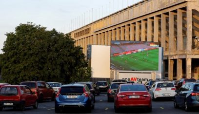 بالصور: مشاهدة مباراة لكرة القدم في تشيكيا داخل السيارات