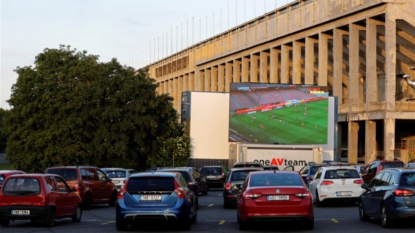 بالصور: مشاهدة مباراة لكرة القدم في تشيكيا داخل السيارات